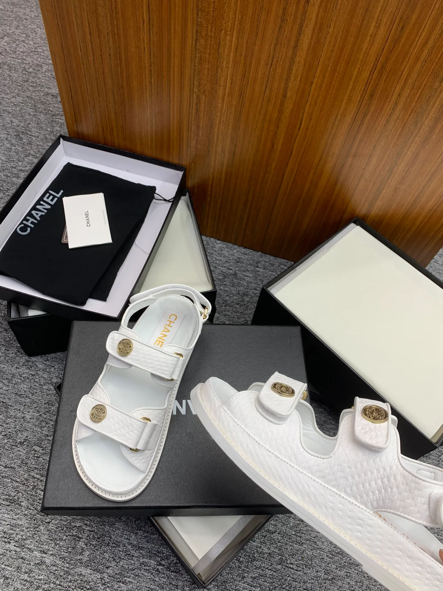 👟👟Ex-factory price 480👟👟 👑Crown👑Top purchasing version✈️ CHANEL Xiaoxiang 2022 spring and summer latest season double C Velcro casual sandals! Summer beach sandals 🏖️! A sandal that is super comfortable on your feet! A must-have classic! ✊Adhere to the original 1:1 mold customization! Feel free to compare! Give you a genuine foot feel! The first choice for high-end customers to purchase ❤️ [Material] 👑 Fabric: Original customized pebbled cowhide/satin buckle 👑 Lining: Original imported water-dyed sheepskin 👑 Outsole: Original open-molded genuine leather outsole [Number of yards] 35-41 (⚠️34/41 needs to be customized, non-refundable and non-exchangeable) [Packaging] 🎁Configured with original packaging
